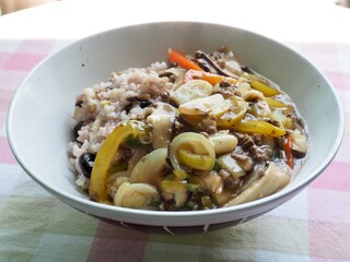 아시아 음식 채소와 버섯덮밥 
