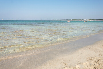 Paesaggio marino con sabbia bianca e mare trasparente.
