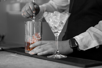 waiter pouring alcol into glass