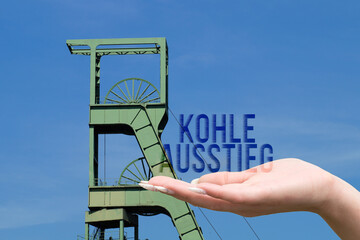 Förderturm von einem Bergwerk und Ausstieg aus der Kohle