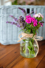 Lavendel und Rosa Blumen in einer Vase als Dekoration