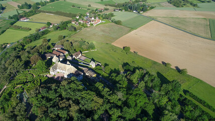 Village de la Roque-Gageac dans le Périgord en France vue du ciel