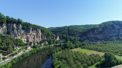 Fototapeta na wymiar Village de la Roque-Gageac dans le Périgord en France vue du ciel