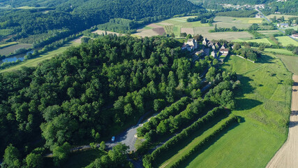 Village de la Roque-Gageac dans le Périgord en France vue du ciel