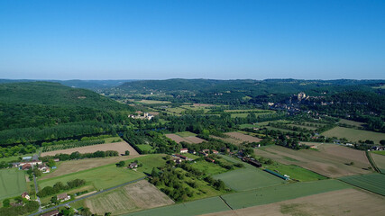 Fototapeta na wymiar Village de la Roque-Gageac dans le Périgord en France vue du ciel