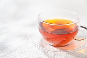 透明グラスに入ったノンカフェインのルイボスティー。