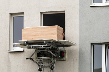 Auch bei leichtem Regen kommt ein Möbellift zum Einsatz um Möbel in höhere Etagen zu befördern