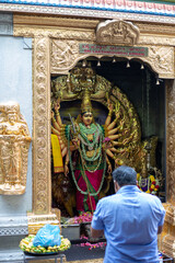 Obraz premium Man praying in hind religion