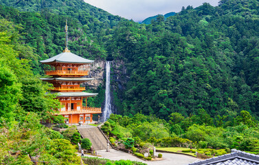 日本を象徴するイメージ　那智の滝と三重塔