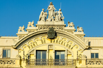 Fototapeta na wymiar Altes Hafengebäude in Barcelona
