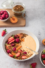 Petit déjeuner bol de smoothie fruits et granula fait maison