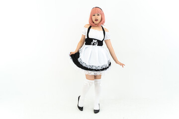 ピンクの髪色のメイドさん