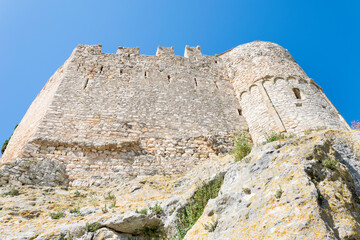 Fototapeta na wymiar Antiguo castillo medieval con elevados muros construido sobre rocas en la población de Calafell.