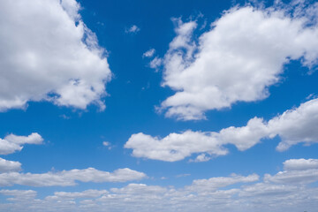 Naklejka na ściany i meble ciel bleu avec des nuages blancs
