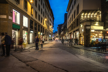 Fototapeta na wymiar Night life in downtown Florence