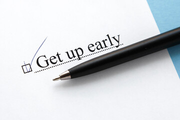 Obraz premium a piece of paper with the inscription get up early from to do list with a tick