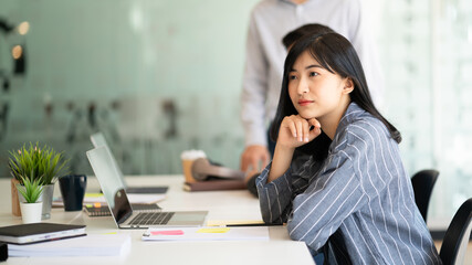 Obraz premium Portrait of young business woman working and thinking in the office..