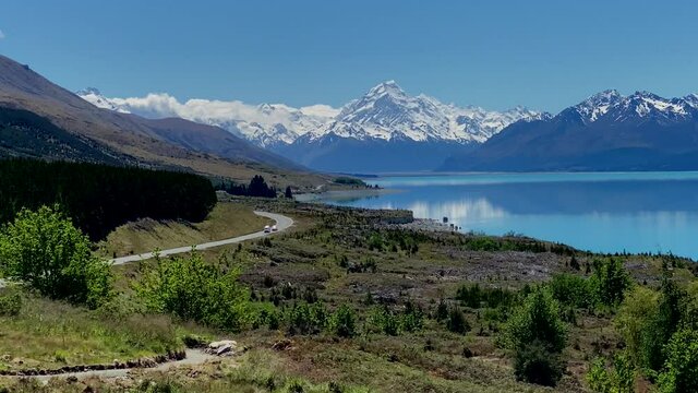 Peter's Lookout at Lake Pukaki and Mount Cook with cars passing by