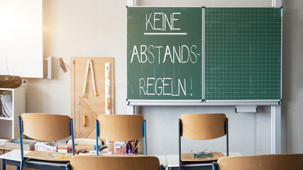 CORONAVIRUS - Hygieneplan an Schulen: Klassenzimmer mit grüner Schultafel und der Aufschrift:...
