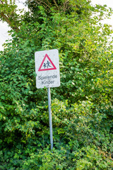 A warning sign with the german text children playing