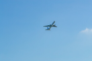 飛行機と空