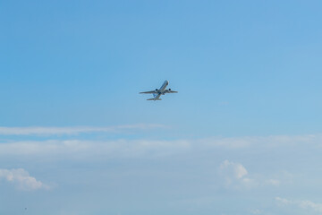 飛行機と空