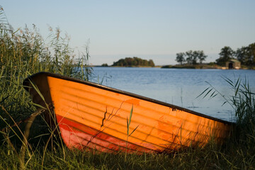Gelbes Boot liegt an einem See am Ufer in Schweden
