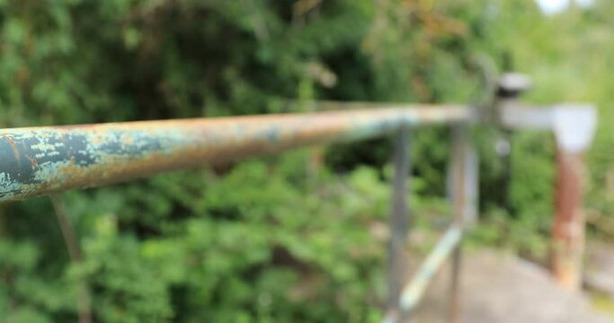 Barrido de desenfoque en puente con tajadera sobre acequia