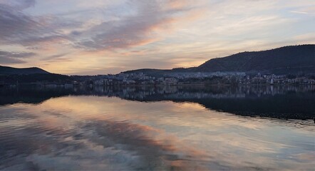 Obraz premium sunset with fog over lake Kastoria in Greece with view and reflection