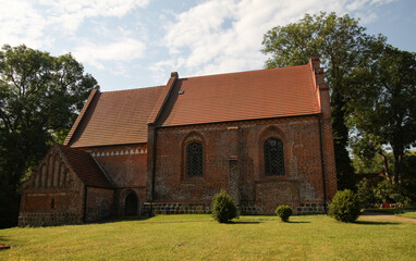 Fototapeta na wymiar Dorfkirche in Rittermannshagen (Mecklenburgische Seenplatte)