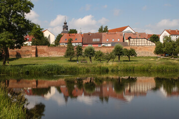 Fototapeta na wymiar Romantische Kleinstadt; Blick vom Stadtpark auf den Stadtkern vom mecklenburgischen Malchin