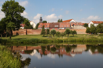 Fototapeta na wymiar Mecklenburgische Kleinstadtidylle; Blick vom Stadtpark auf die Altstadt von Malchin
