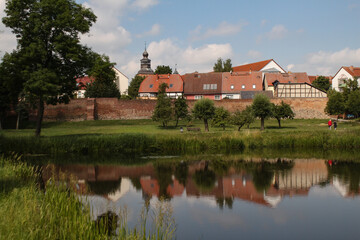 Fototapeta na wymiar Kleinstadtidylle; Blick vom Stadtpark auf die Altstadt von Malchin