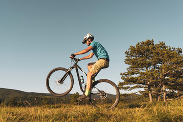 Fototapeta na wymiar Man riding his mountain bike outdoor in nature