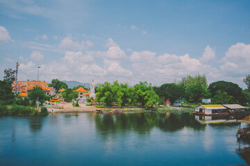 Fototapeta na wymiar view of the river in the city