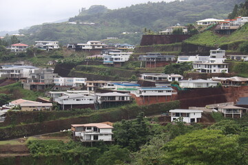 Fototapeta na wymiar Villas d'un quartier résidentiel à Tahiti, Polynésie française