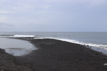Plage de sable noir à Tahiti, Polynésie française