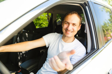 Obraz premium Young man with the keys at the car