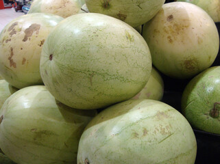 Sandías apiladas en un supermercado  