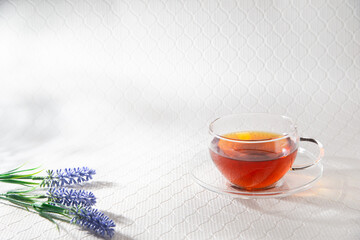 透明グラスに入ったノンカフェインのルイボスティー。ラベンダー。