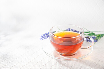 透明グラスに入ったノンカフェインのルイボスティー。ラベンダー。