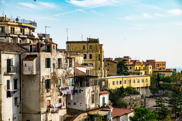 Das italienische Dörfchen Vietri an der Amalfiküste in der Abendsonne