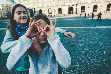 Mädchen albern auf einem Platz in Neapel herum