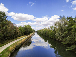 Fototapeta na wymiar canal dans le nord de la France