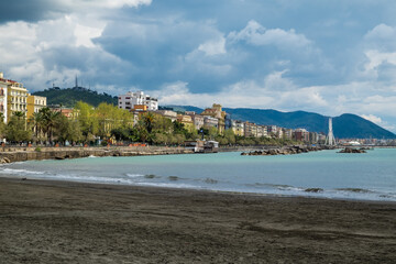 Blick auf Salerno, einer Stadt in Italien, vom Strand