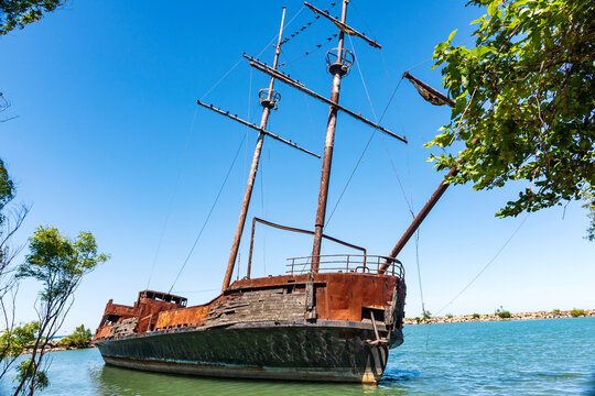abandoned ship,  &ldquo;La Grande Hermine&rdquo;, near  niagara falls in  Ontario , Canda