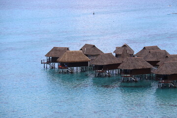 Bungalows sur pilotis d'un hôtel à Moorea, Polynésie française