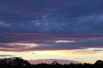 Fototapeta na wymiar Sonnenuntergang mit leicht gefärbten Wolken