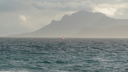 Ein einsamer Surfer. Massiv de l'Esterel an einem Fr&uuml;hlingstag.