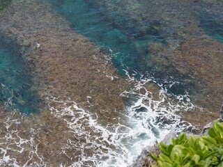 岩壁に打ち寄せる波（沖縄県国頭郡国頭村辺戸岬）